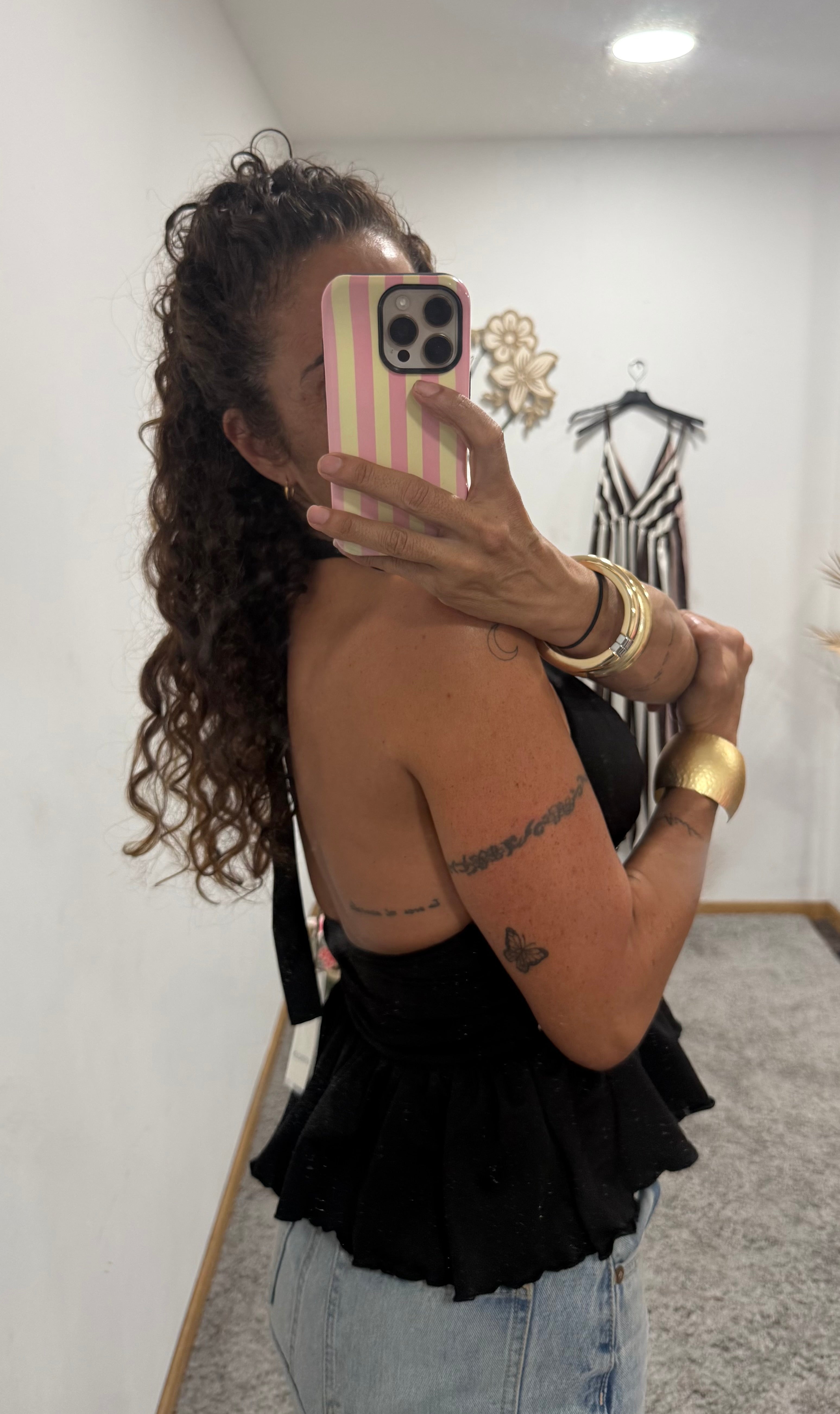 TOP HALTER CON DETALLES DECORATIVOS