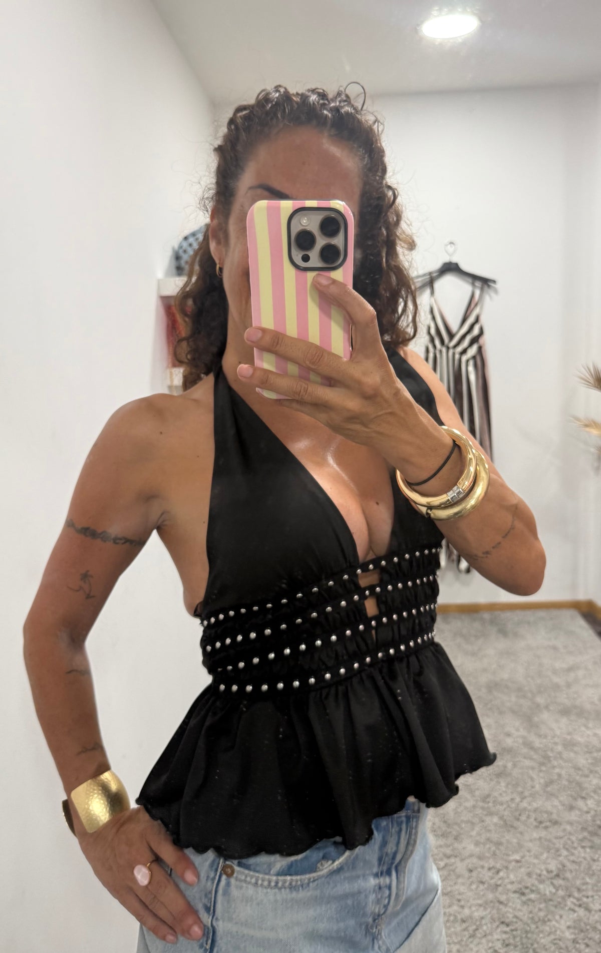 TOP HALTER CON DETALLES DECORATIVOS