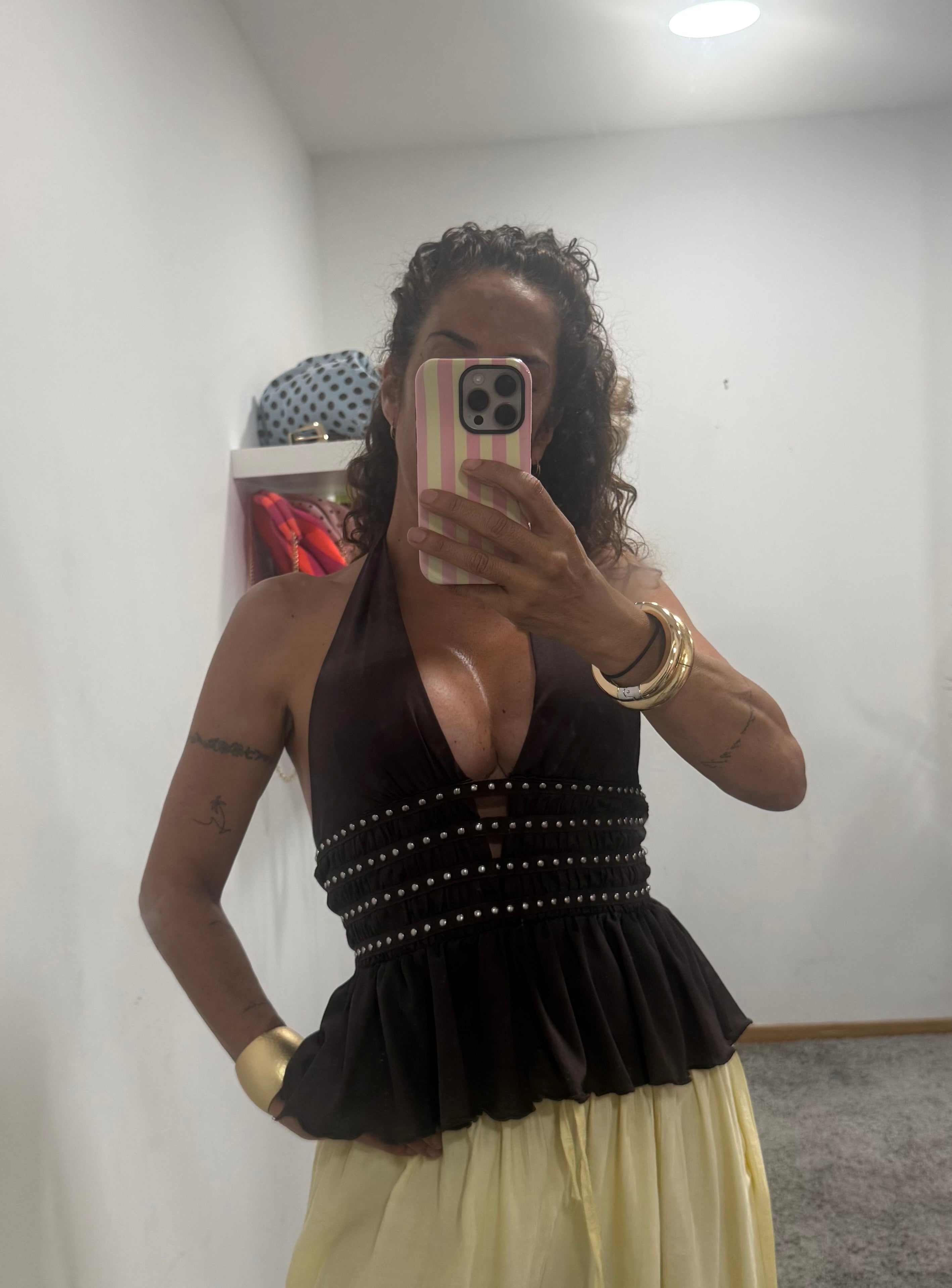 TOP HALTER CON DETALLES DECORATIVOS