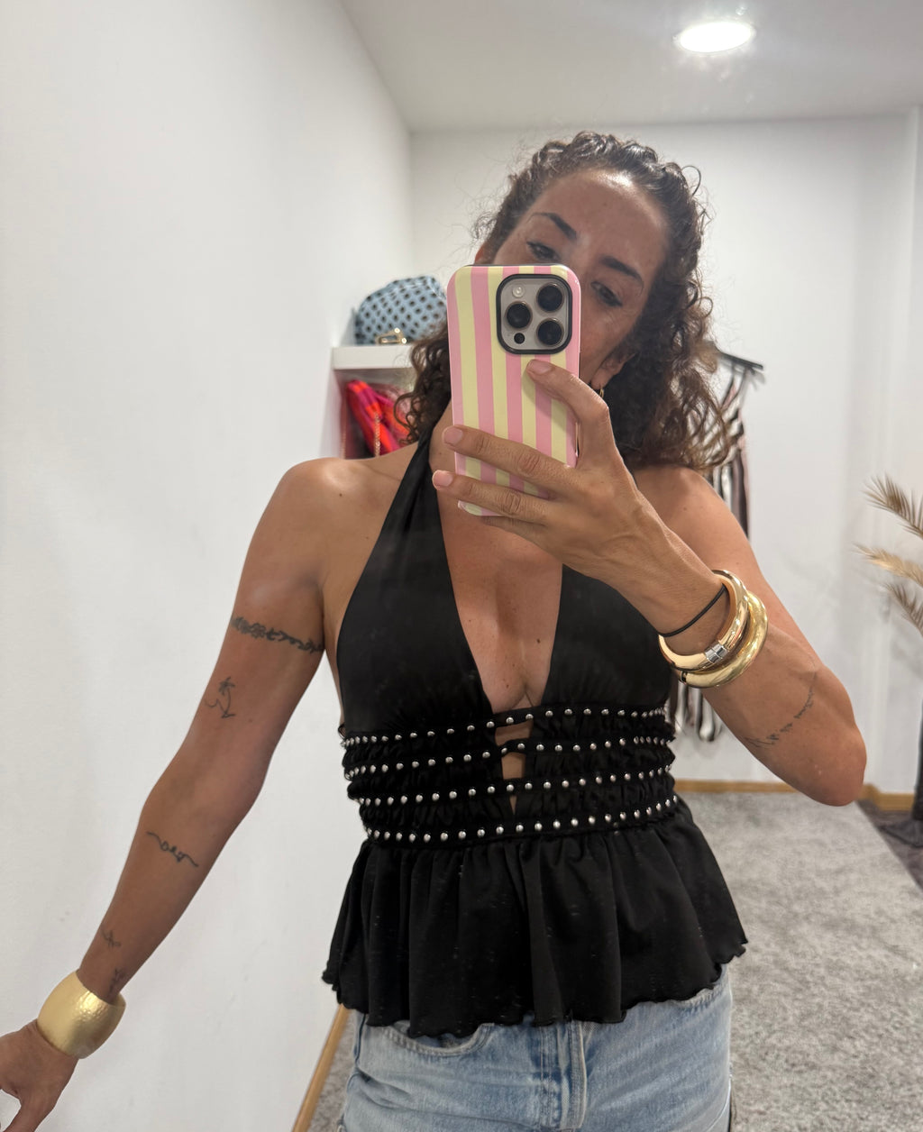 TOP HALTER CON DETALLES DECORATIVOS